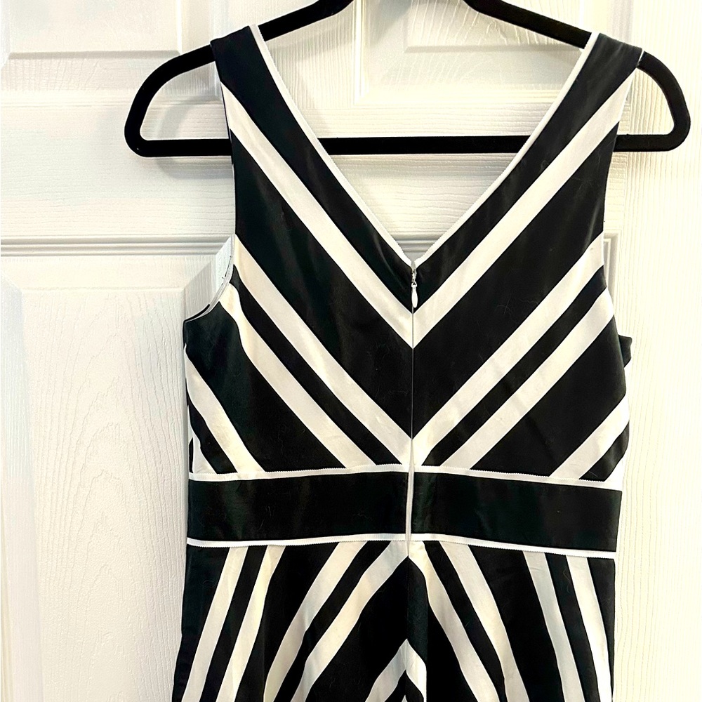 Beautiful White House Black Market dress!